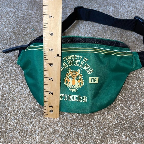 STRANGER THINGS LE 1986 HAWKINS TIGERS FANNY PACK BAG belt bag green/yellow - Picture 5 of 5